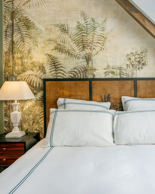 | Immersion dans un havre de paix au cœur de la campagne morbihannaise 🌾

Ici, le charme d’une bâtisse en pierre mêlé à l’originalité des chambres qui racontent les voyages d’Elisabeth et son mari, les espaces détente aménagés avec attention au cœur du jardin, à l’ombre des arbres ou faisant face aux champs à perte de vue, nous invitent à ralentir et à nous laisser bercer par le bruit du vent et le chant des oiseaux 🌾

Reportage réalisé pour @logishotels et @leclosluly 

Photographe Bretagne | Tourisme en Bretagne | Morbihan Tourisme | Hôtellerie et restauration | Photographe Morbihan

#morbihantourisme #marquebretagne #bretagnetourisme #bretagnesud #bretagne