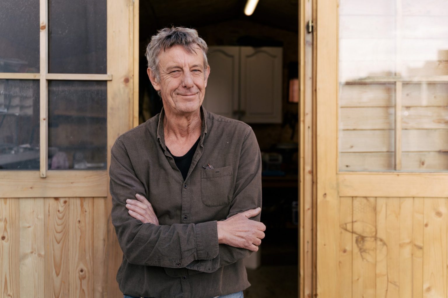 Portrait d'un artisan devant son atelier à Auray, dans le Morbihan