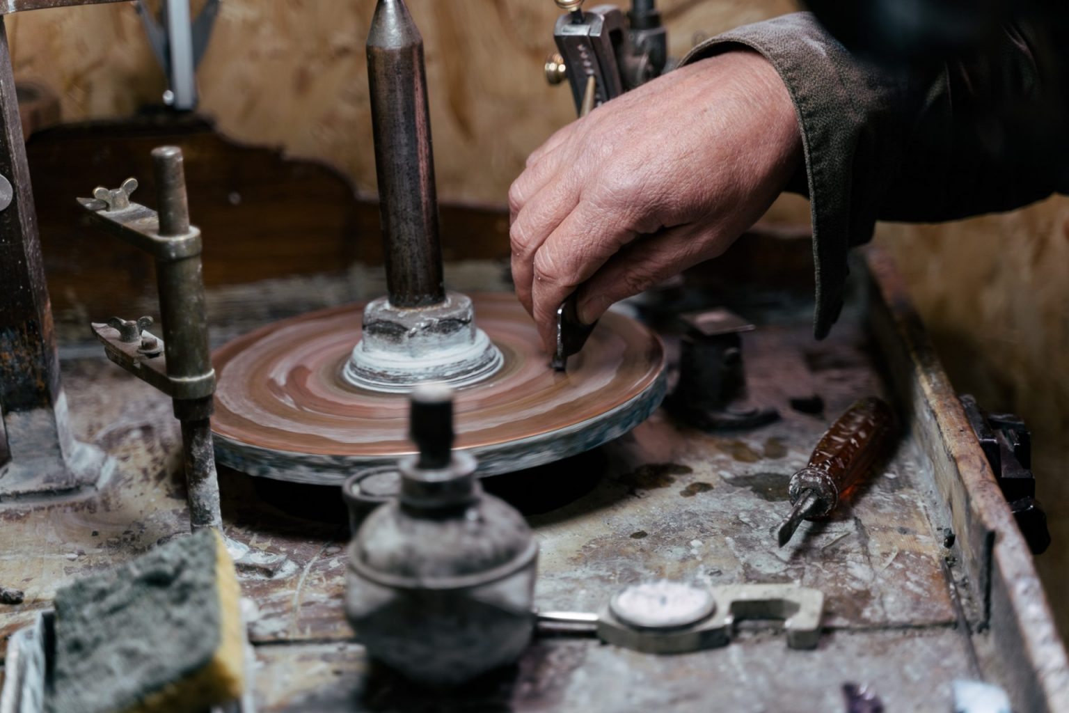 Photographie d'un artisan tailleur de pierre dans le Morbihan