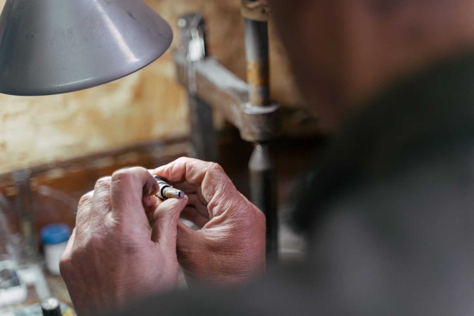 Photographie des mains d'un artisan