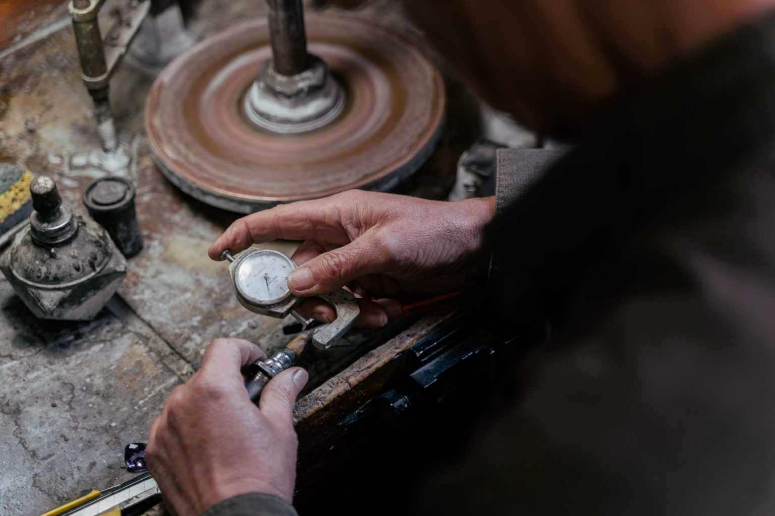 Photographie d'un geste de savoir-faire artisan