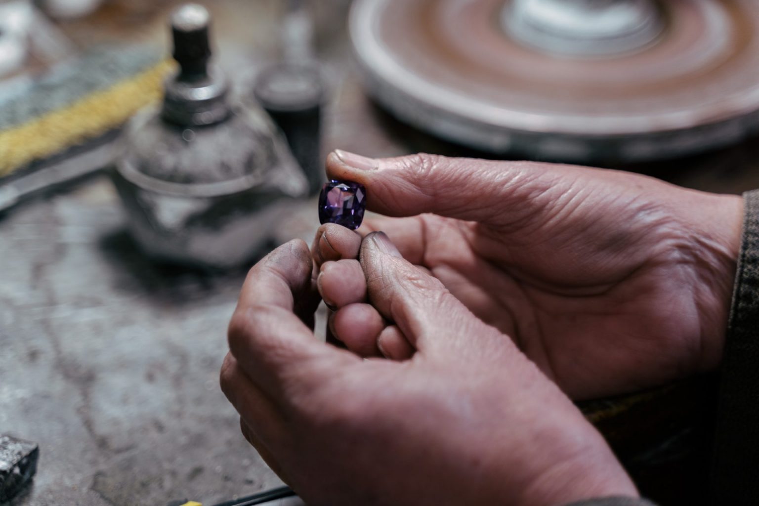 Photographie en plan serré des mains d'un artisan