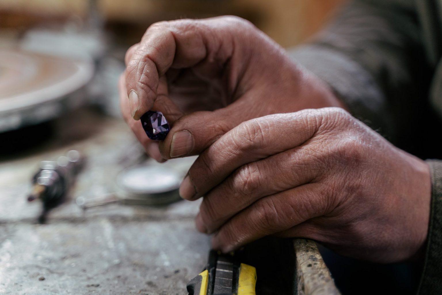 Photographie en plan serré des mains d'un artisan