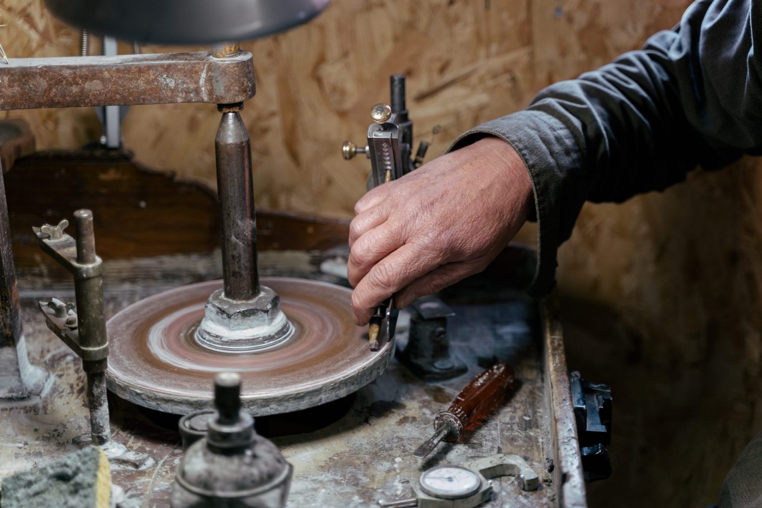 Photographie d'un artisan, tailleur de pierres semi-précieuses à Auray
