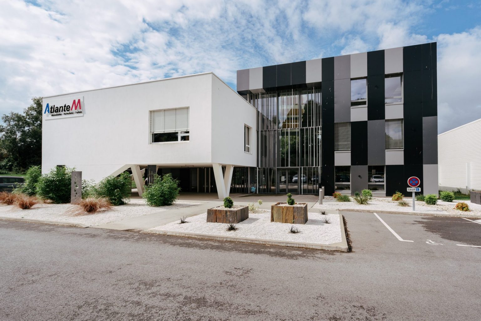Photographie de la façade, vue de biais, d'une entreprise française