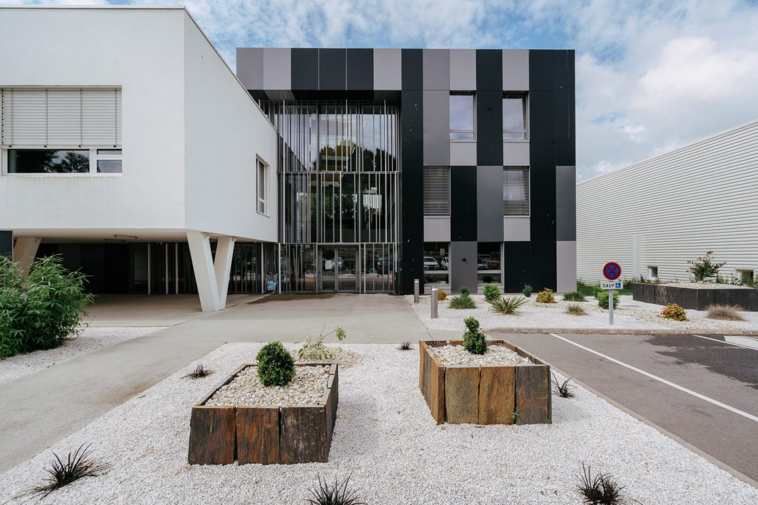 Photographie de la façade d'une entreprise française