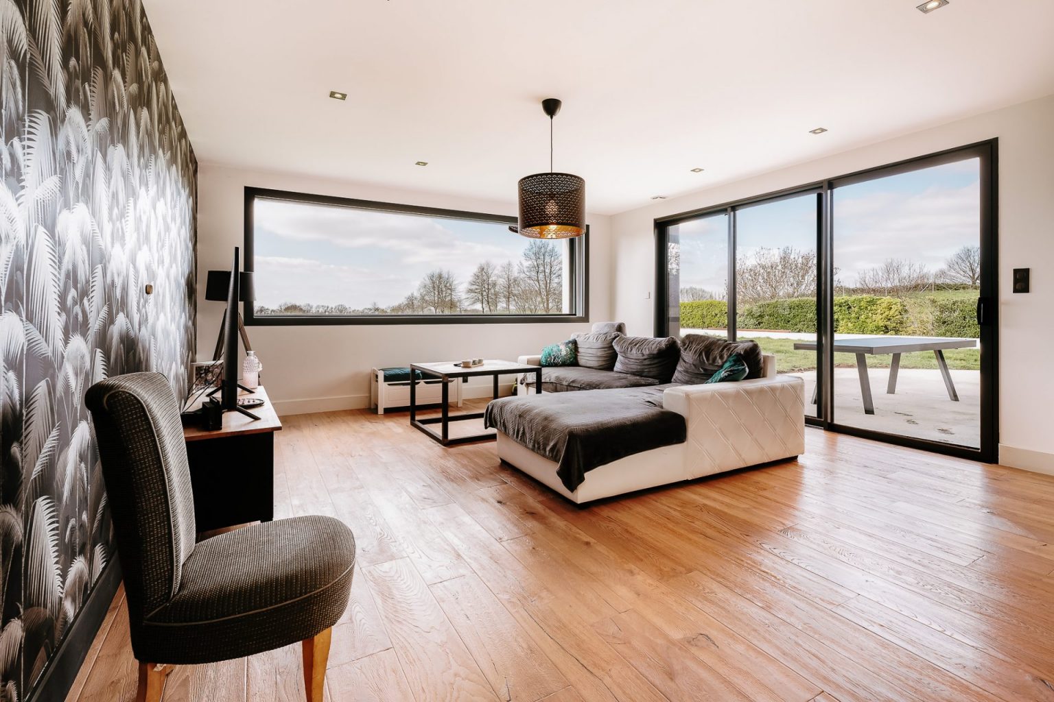 Photographie immobilière Vannes, photo du salon avec grandes baies vitrée