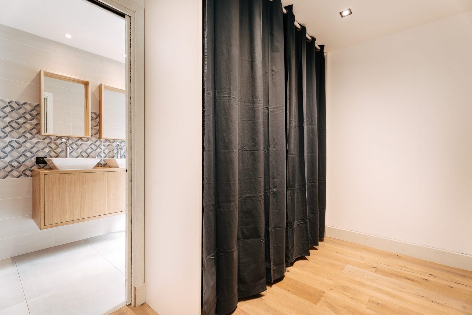 Photographie immobilière Vannes, photo du dressing et de la salle de bain