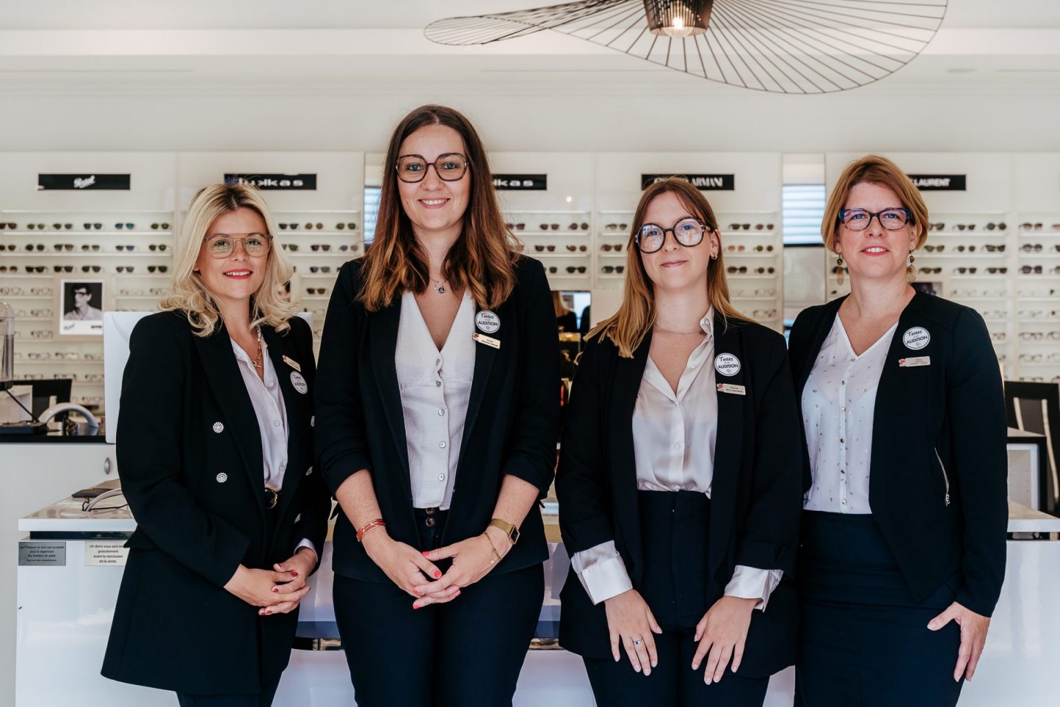 Photographie sur laquelle l'on voit 4 femmes habillées en tailleur noir