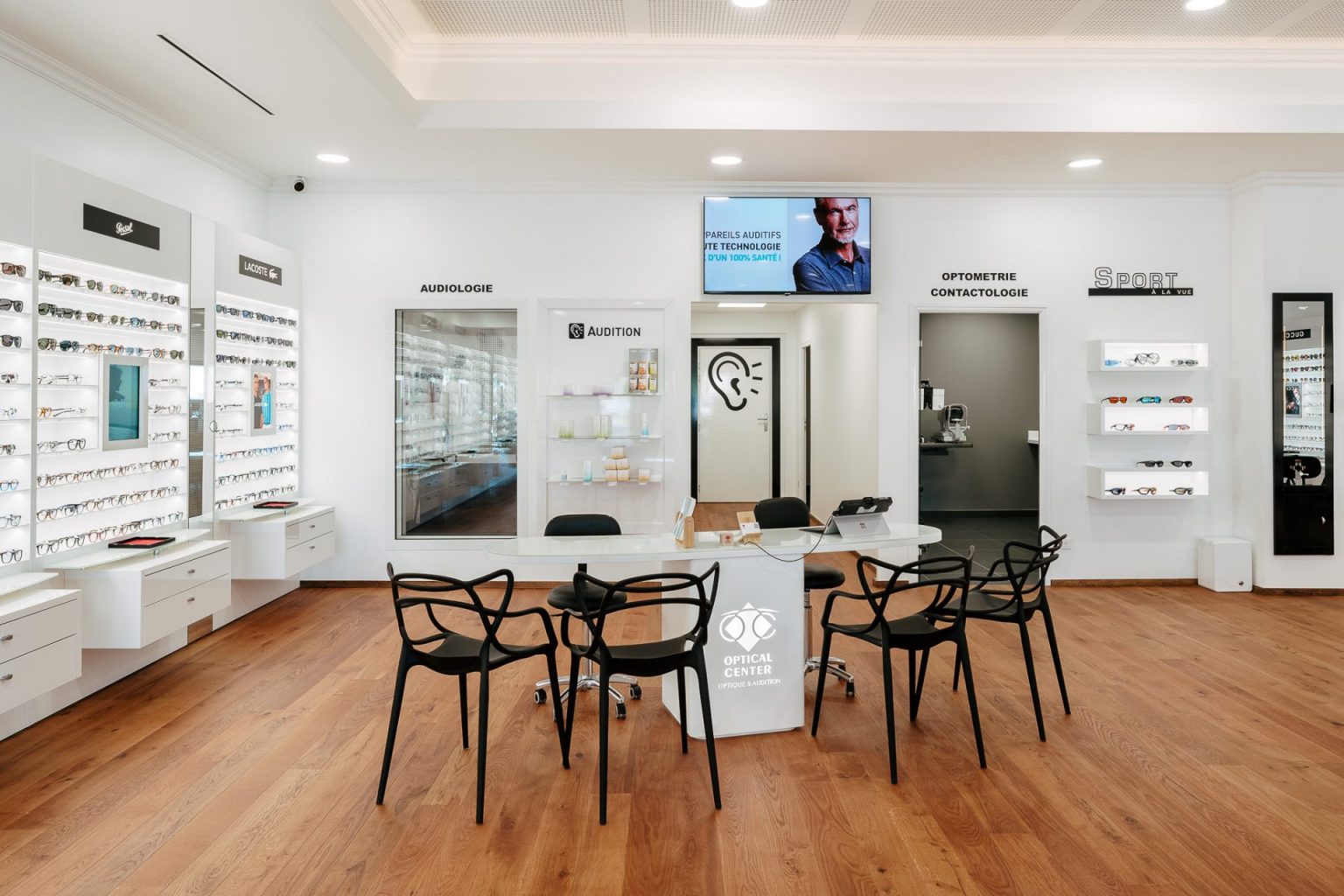 Photographie de l'intérieur d'un magasin spécialisé dans l'optique - Opticien