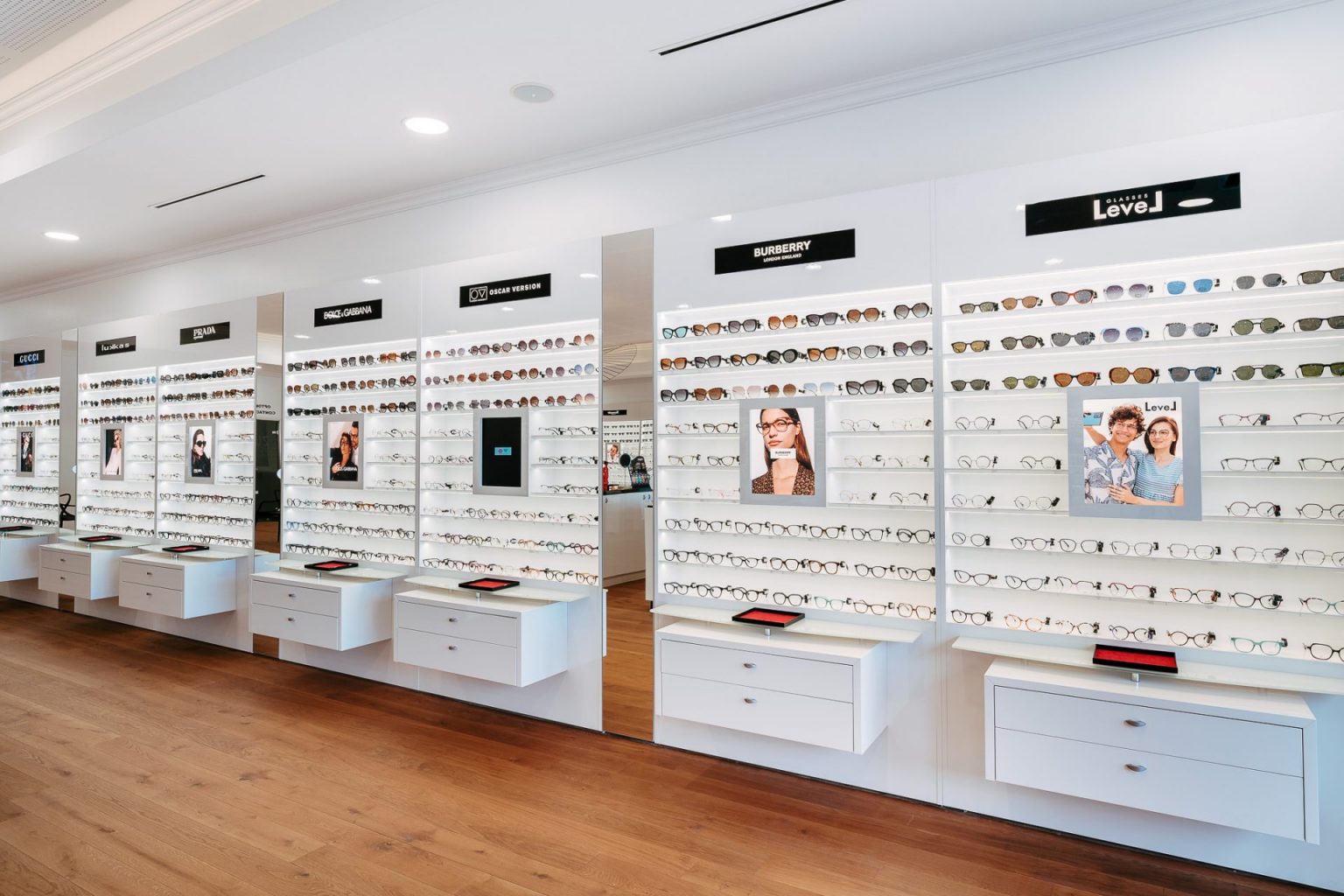 Photographie des rayons lunettes femme chez un opticien