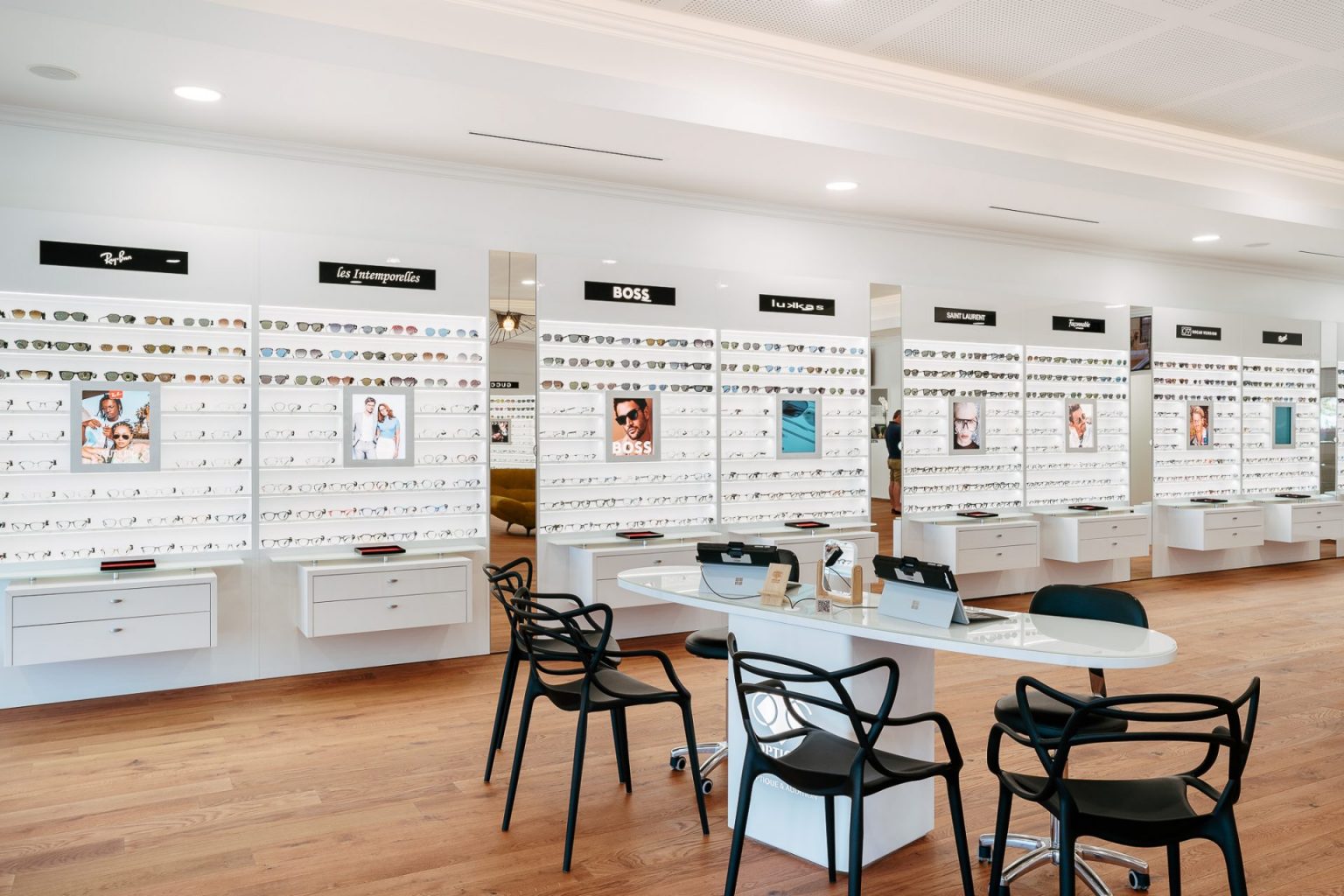 Photographie de l'intérieur d'un magasin de lunettes