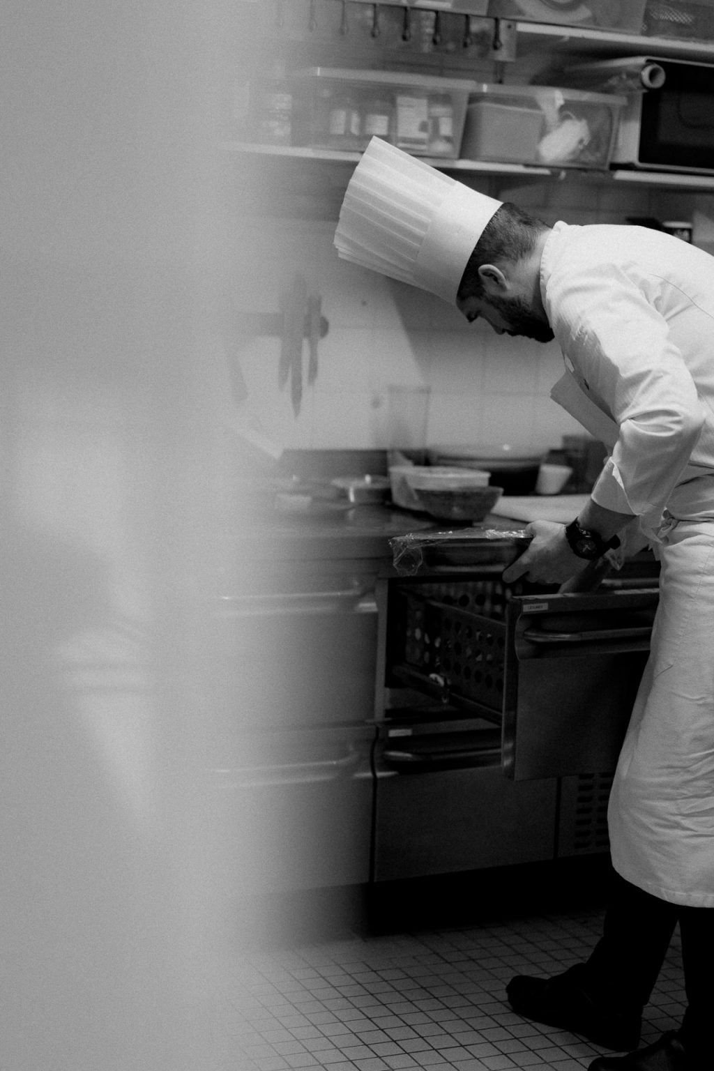 Portrait d'un restaurateur, dans sa cuisine, à Vannes dans le Morbihan