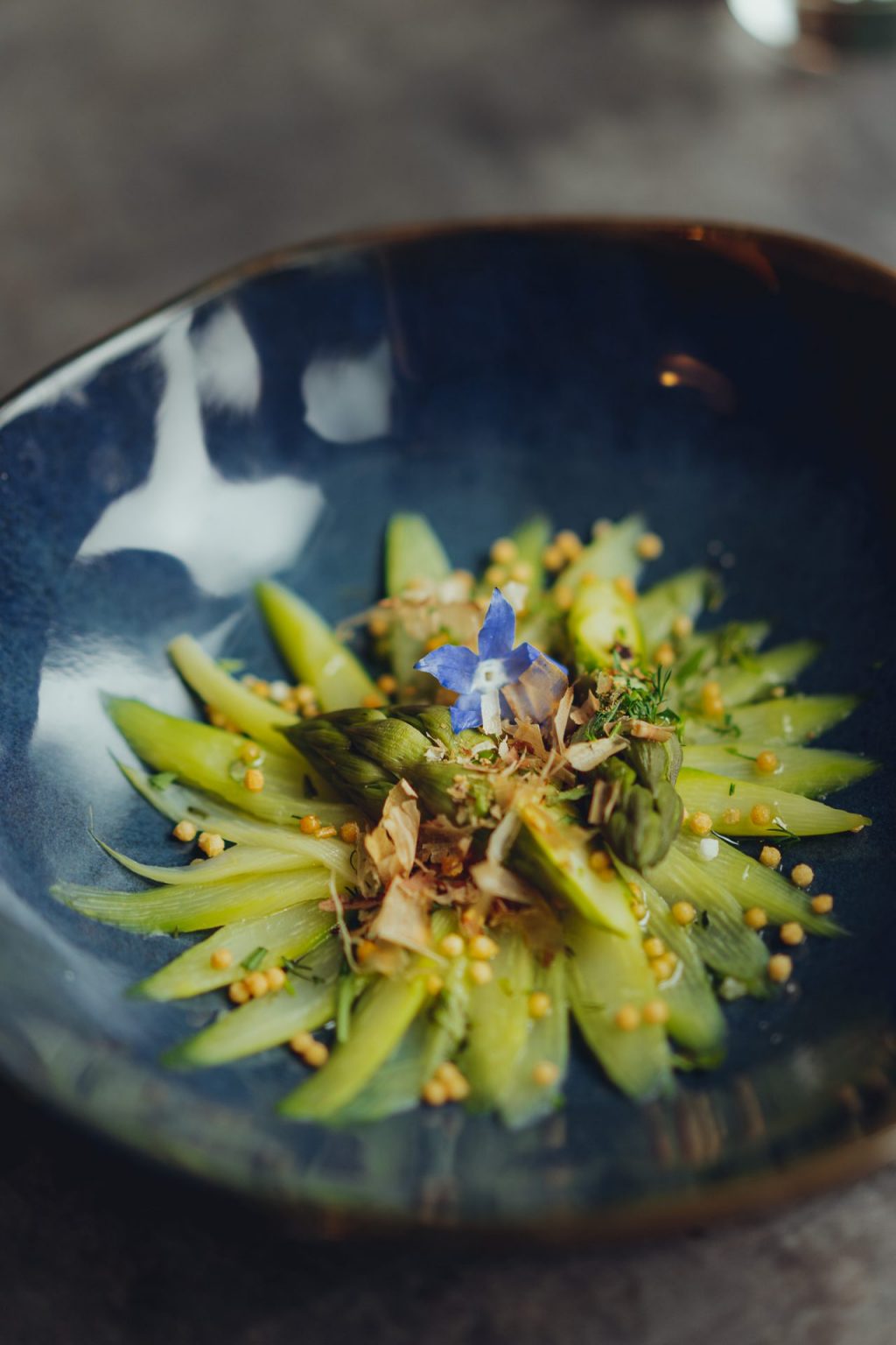 Photographie culinaire, d'une salade d'asperge servie dans une assiette bleue
