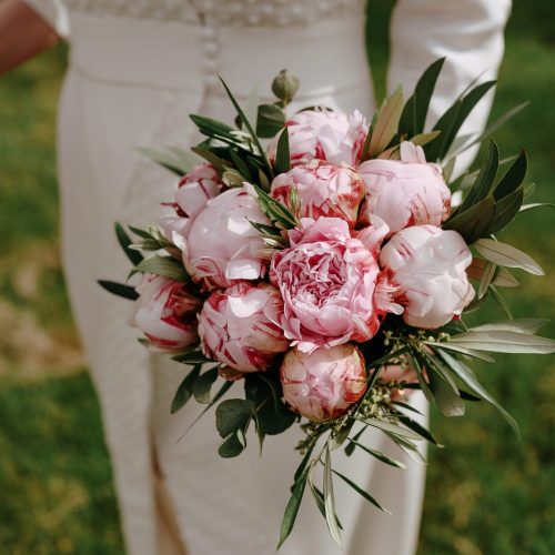 La mariée et son bouquet de pivoines
