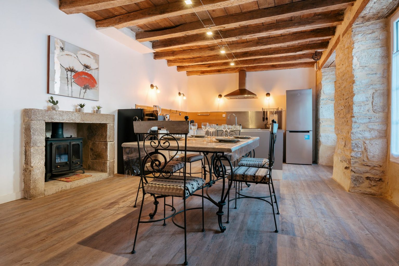 Photographie de la cuisine d'un appartement ancien dans le centre ville de Vannes
