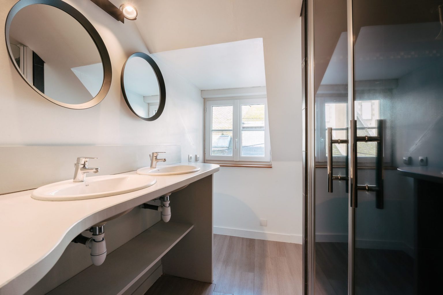 Photographie de la salle de bain d'un appartement