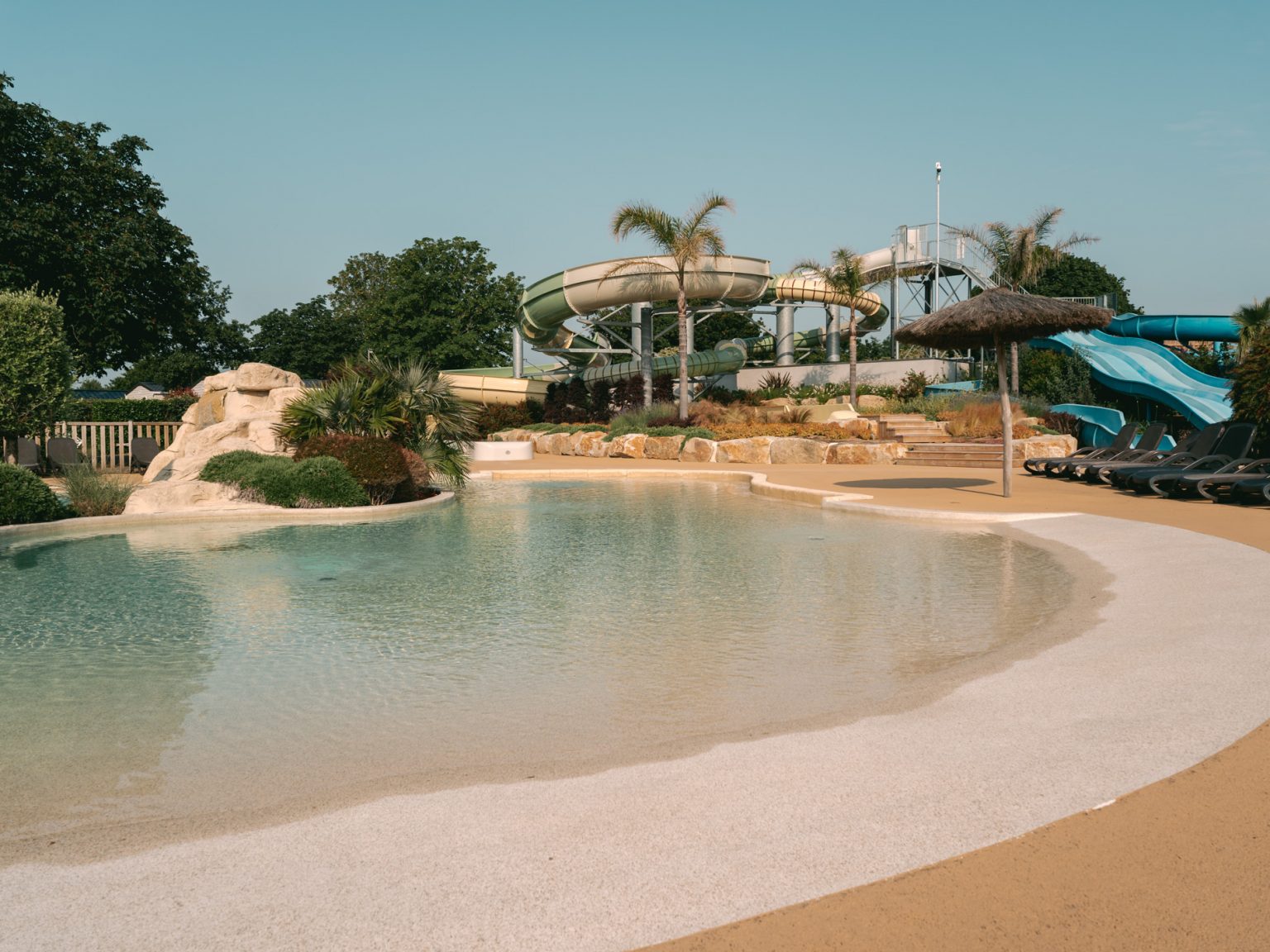Photographie d'une piscine avec toboggans aquatiques dans un camping dans le Finistère