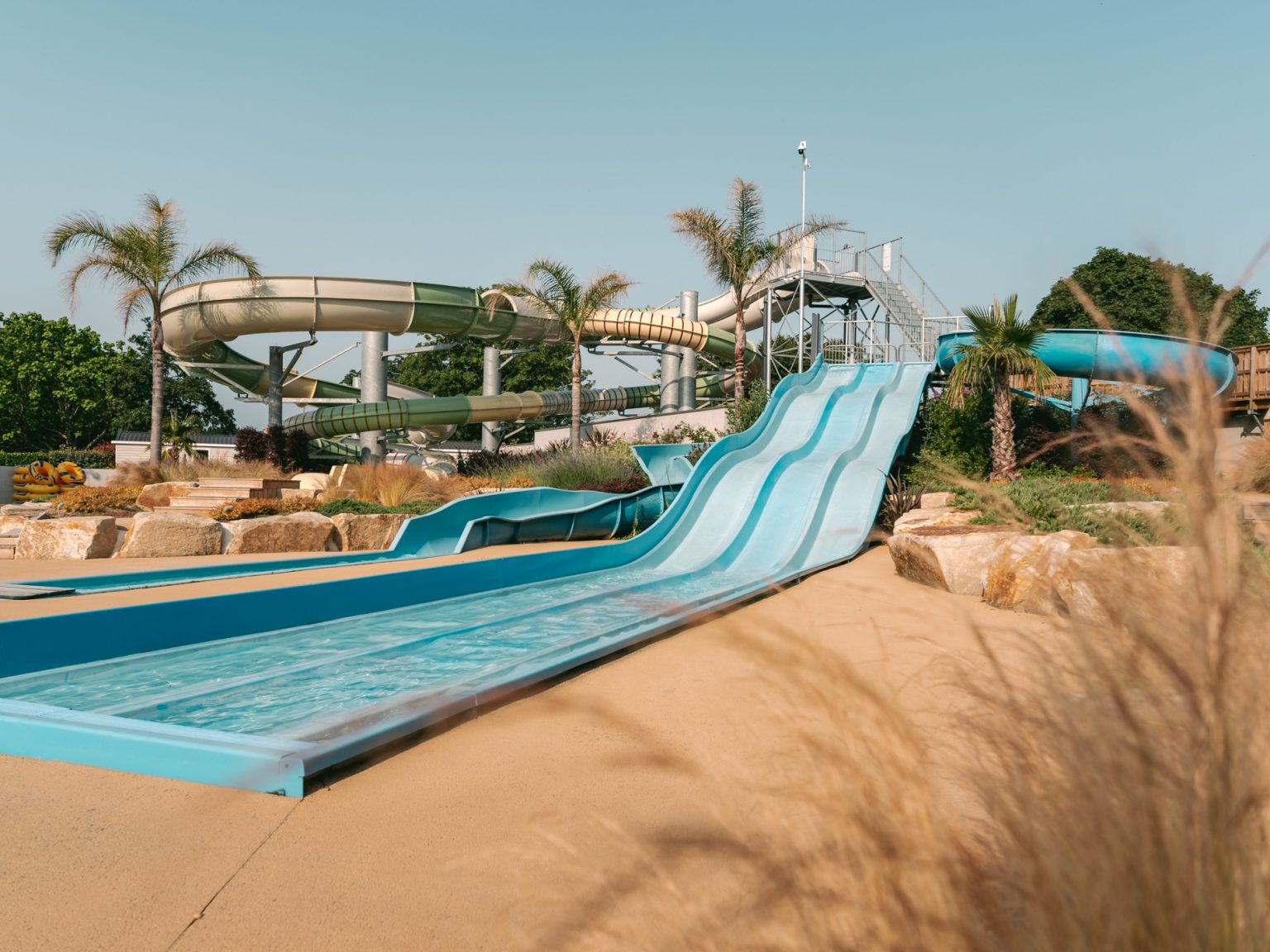 Photographie de toboggans aquatiques dans un camping en Bretagne