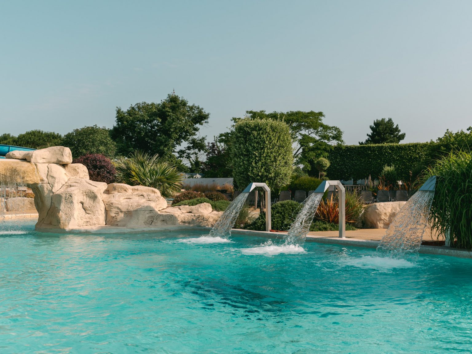 Photographie d'une piscine dans un camping en Bretagne