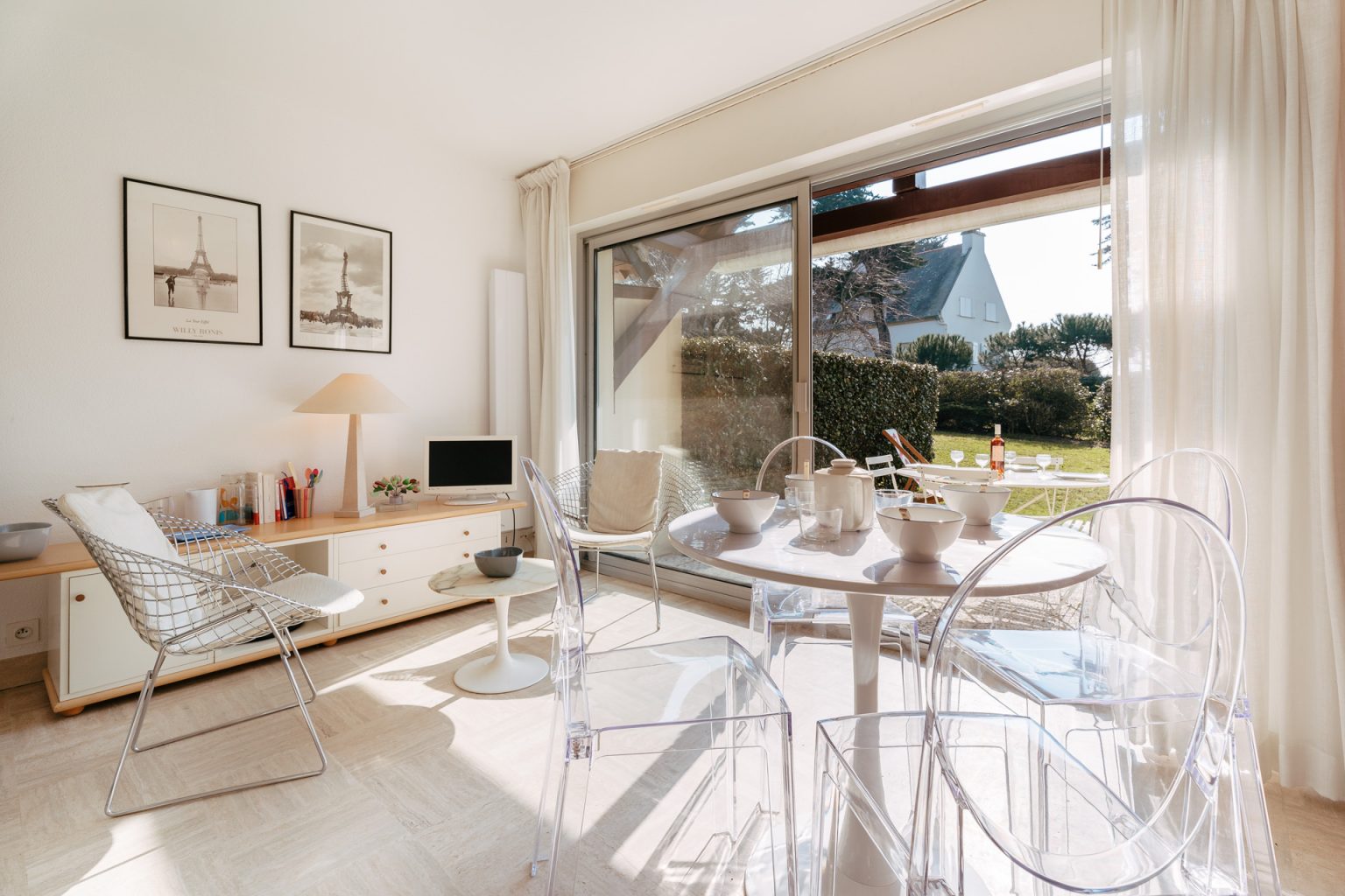 Photographie du salon ensoleillé d'un appartement de location à Carnac