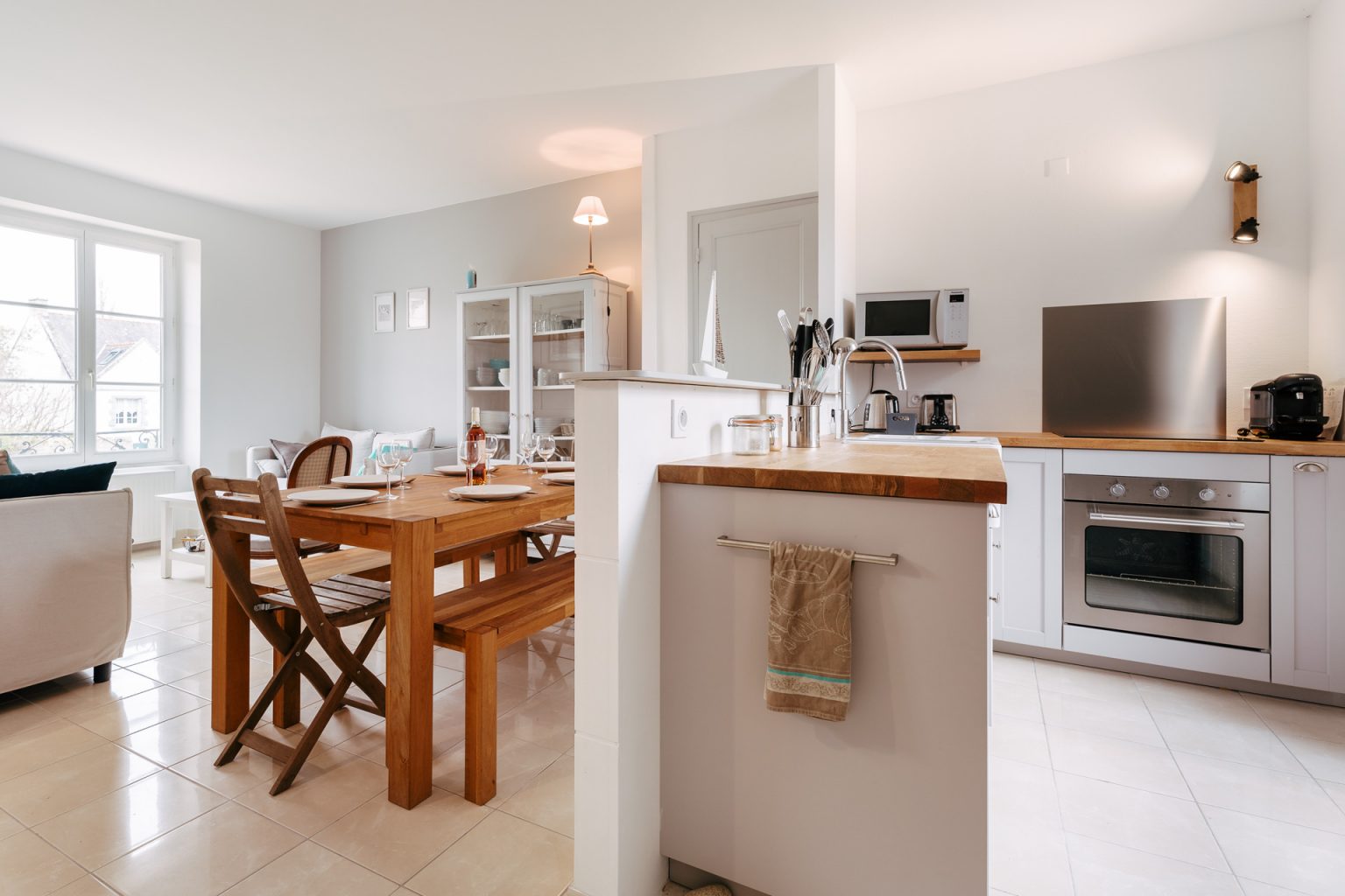 Photographie de la cuisine et du salon d'une maison à Carnac