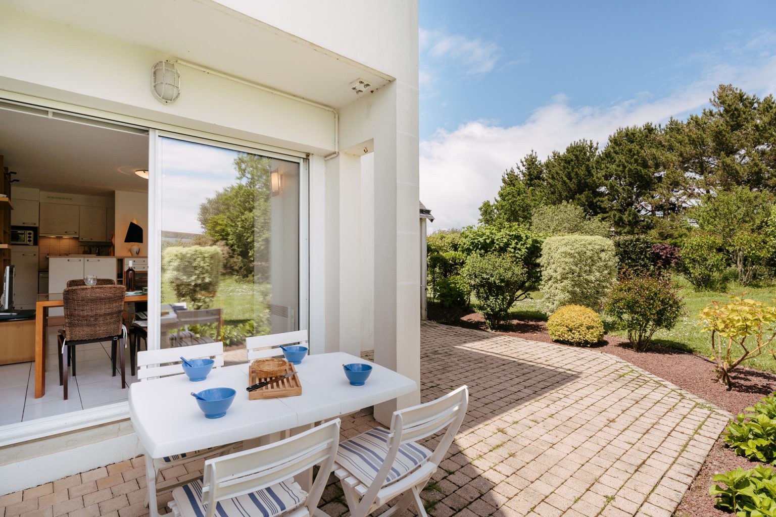 Photographie de la terrasse d'un appartement en rez de jardin à Carnac