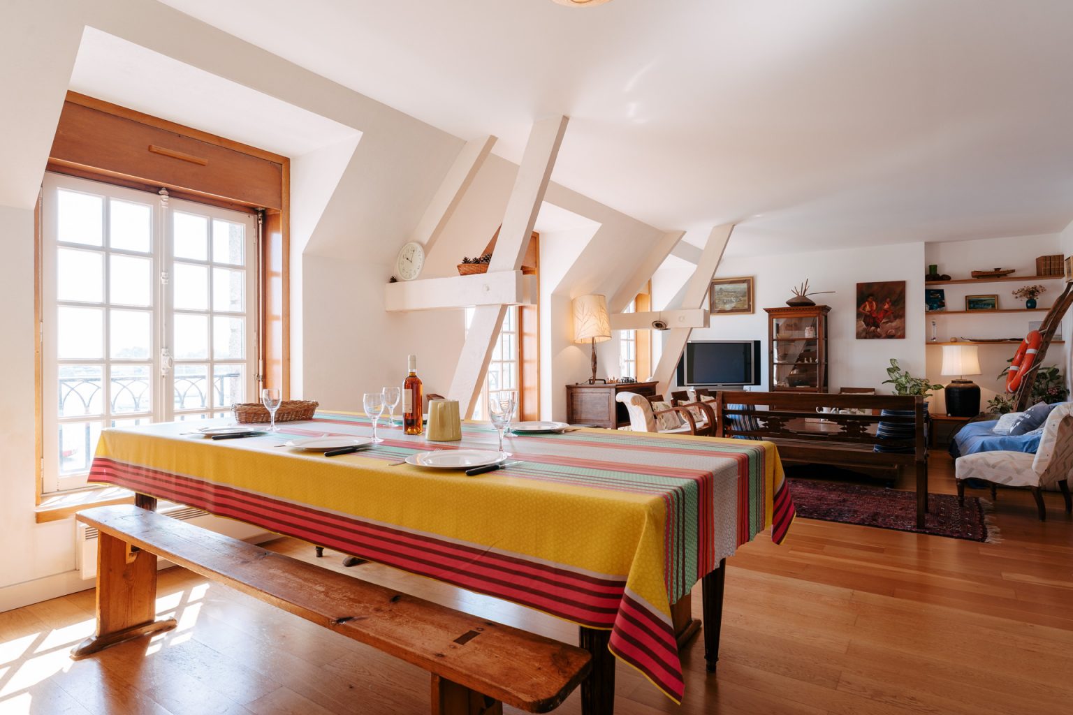 Photographie du salon d'un appartement de location saisonnière situé à La Trinité sur Mer