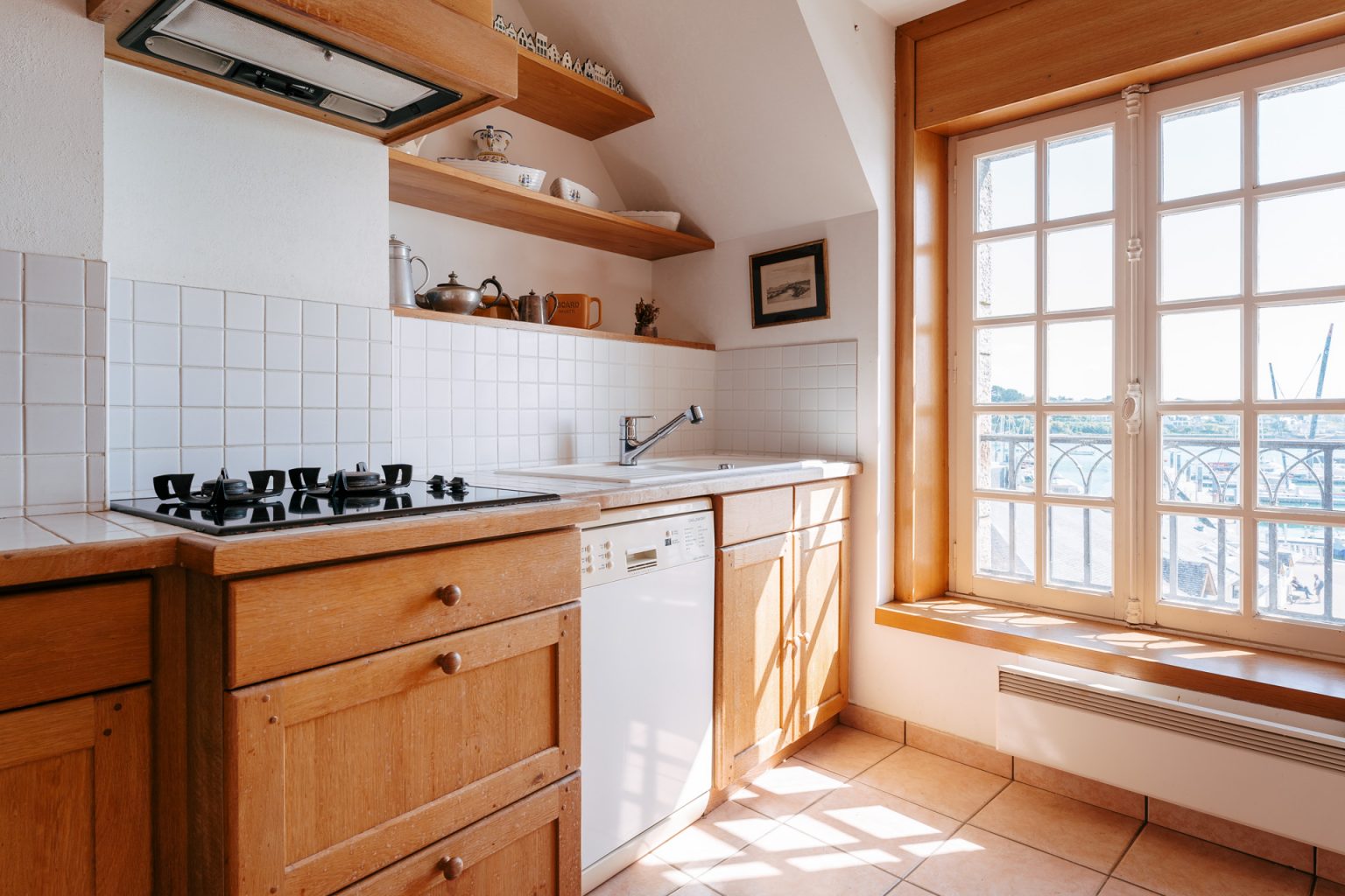 Photographie de la cuisine d'un appartement de location saisonnière situé à La Trinité sur Mer