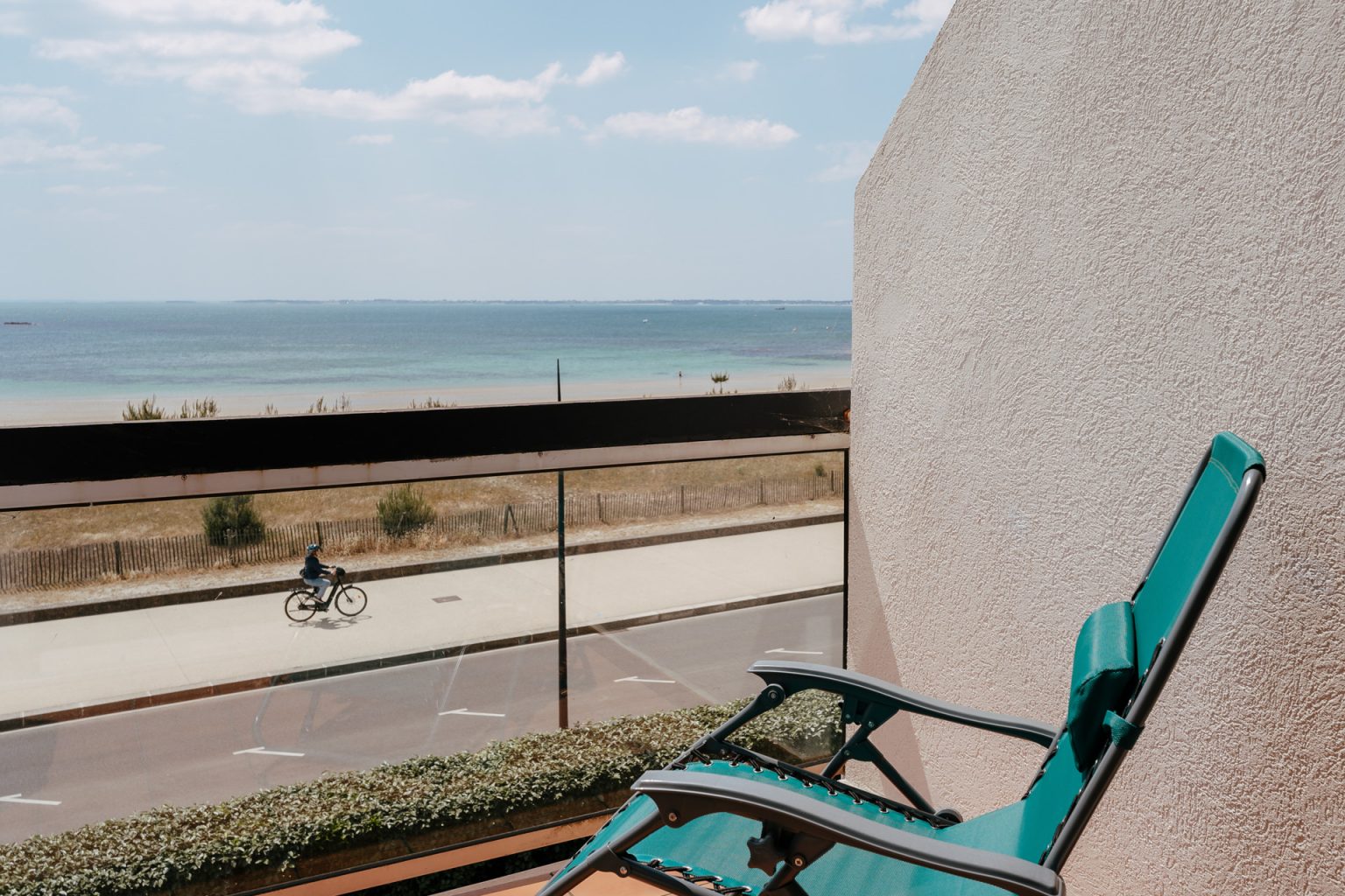 Photographie de la terrasse d'un appartement avec vue sur la grande plage de Carnac
