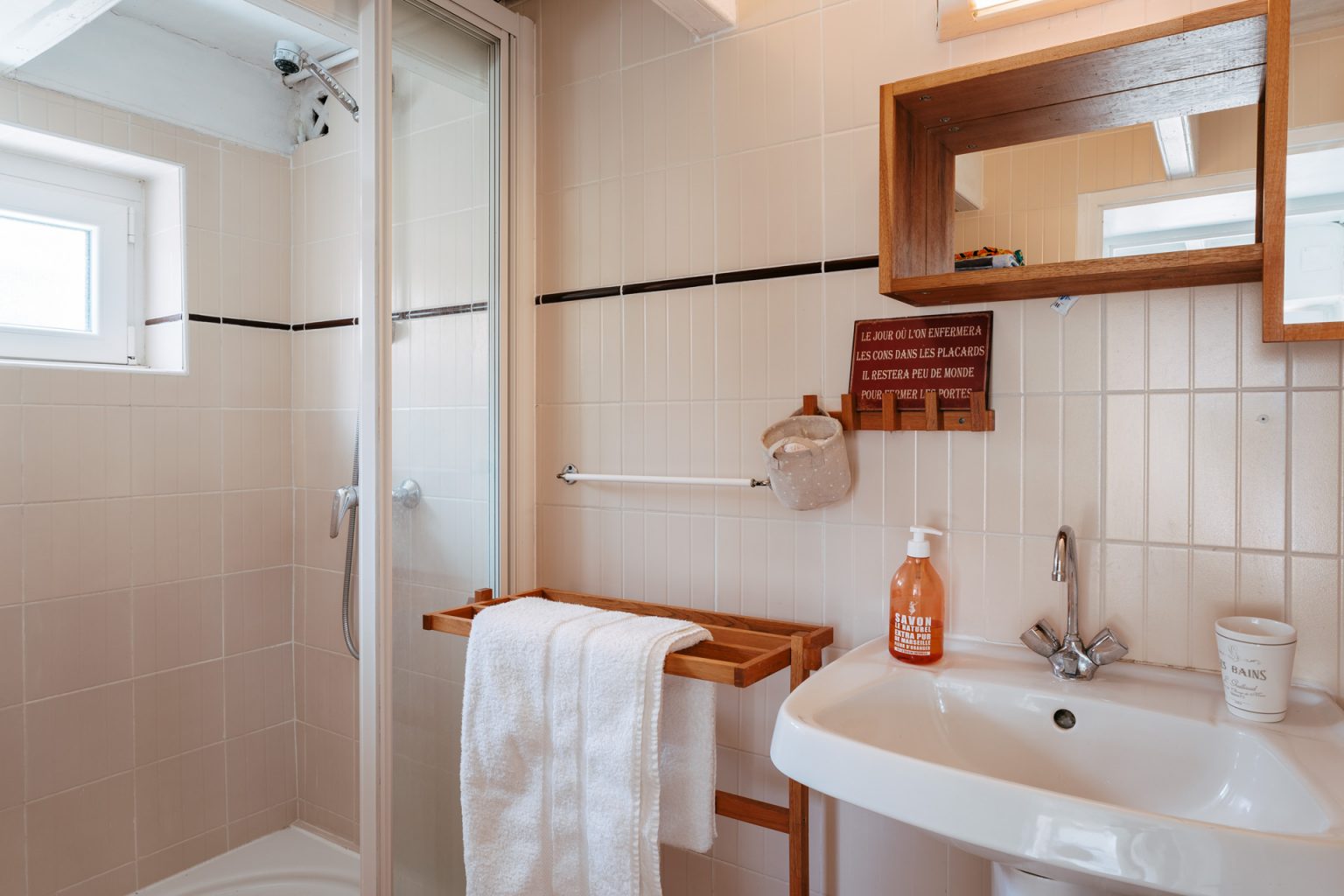 Photographie immobilière d'une salle d'eau dans une maison