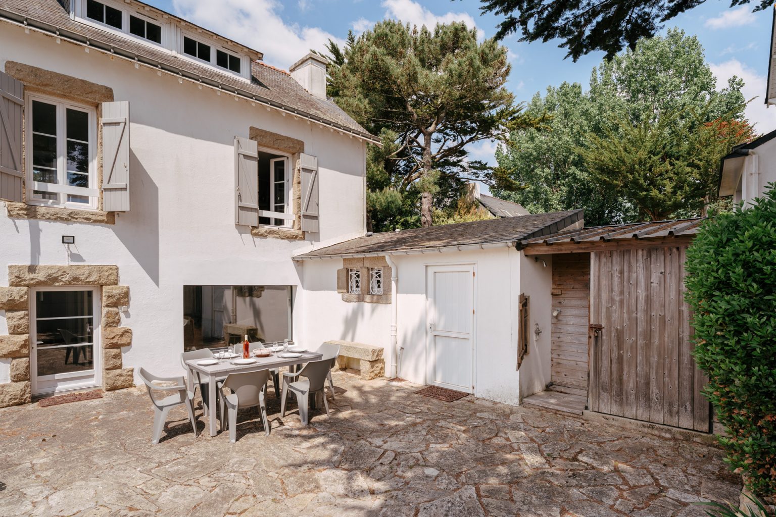Photographie de la terrasse ensoleillée d'une maison de location à Carnac