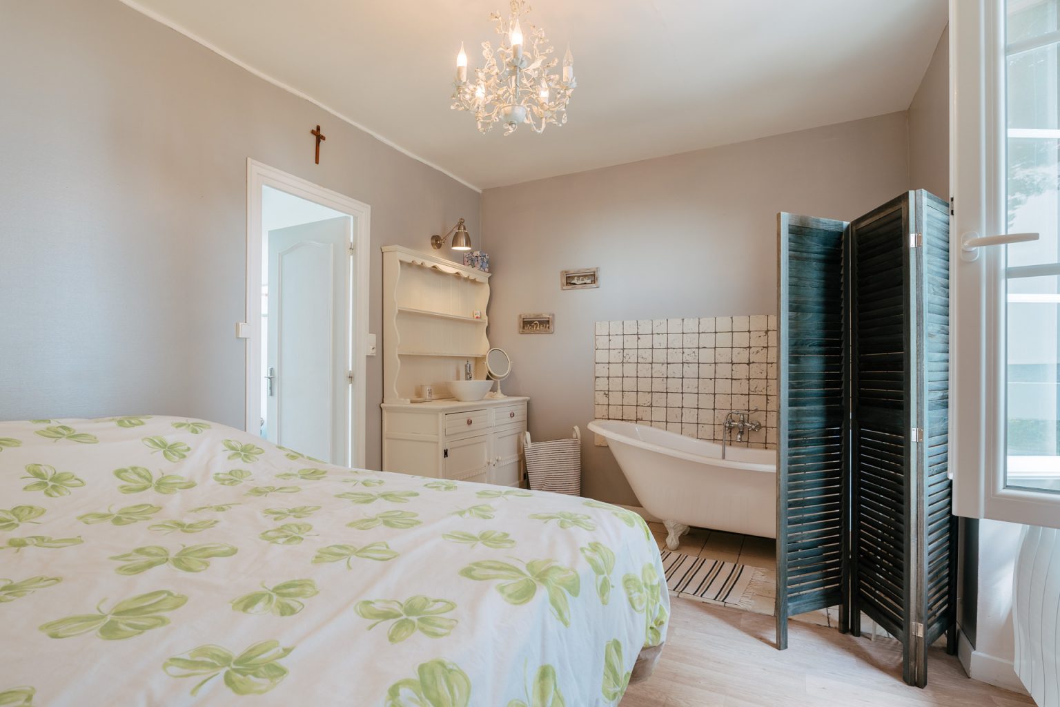Photographie d'une chambre avec baignoire, dans une maison de location à Carnac