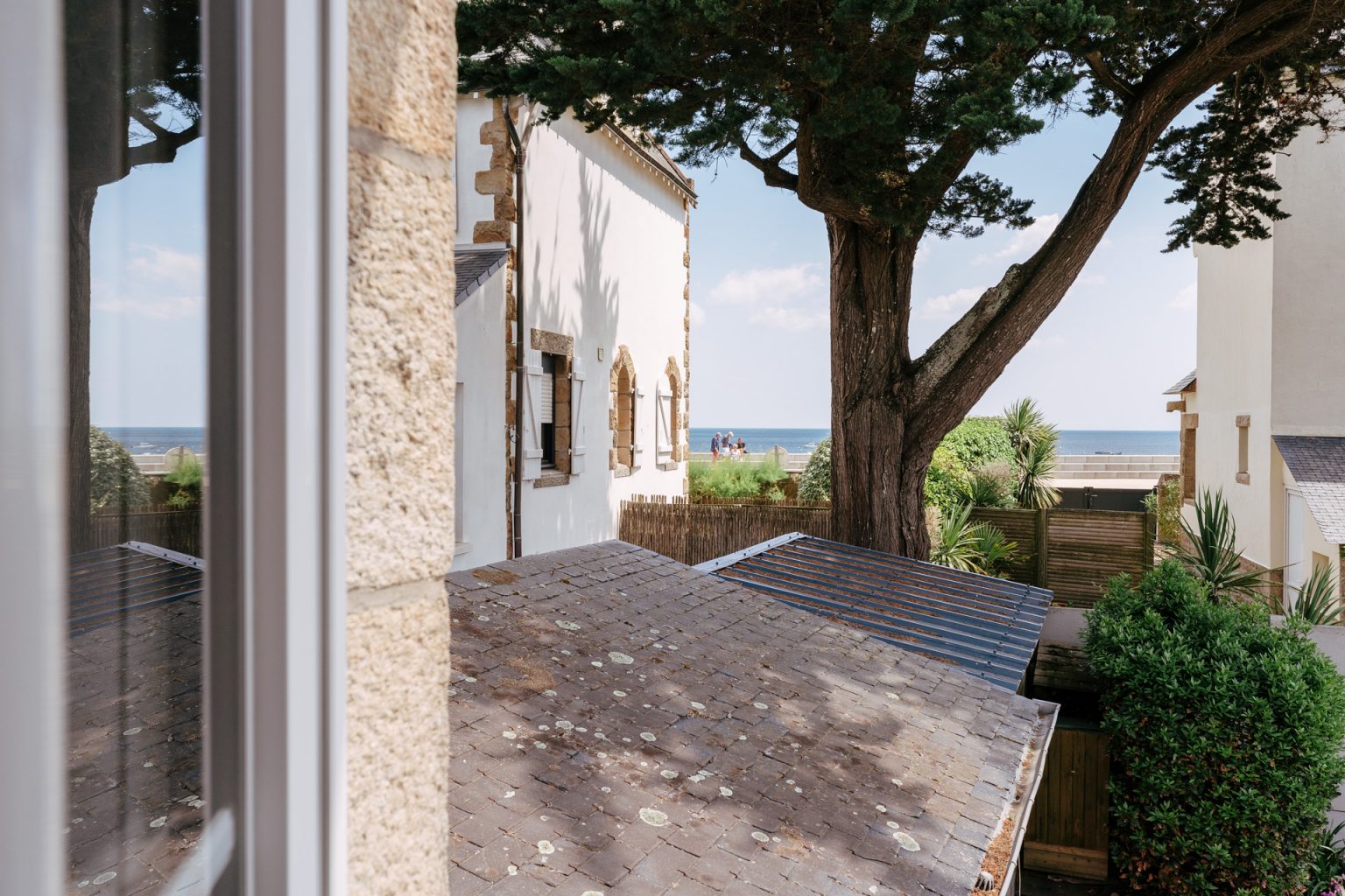 Photographie de la vue d'une fenêtre donnant sur la mer à Carnac