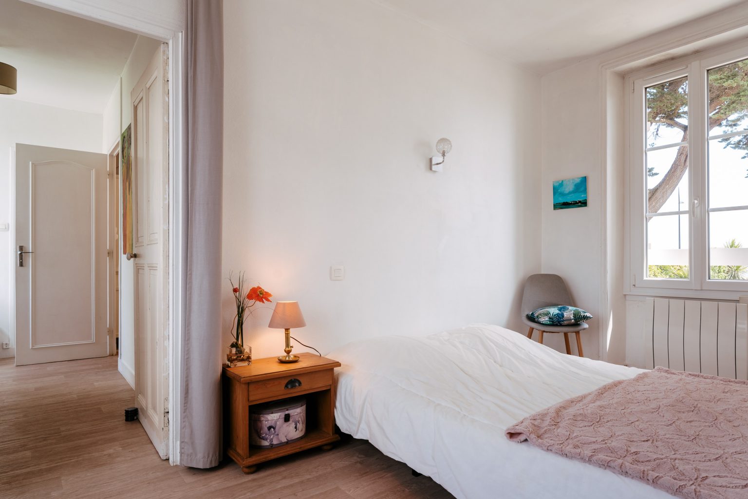 Photographie d'une chambre dans une maison de location à Carnac