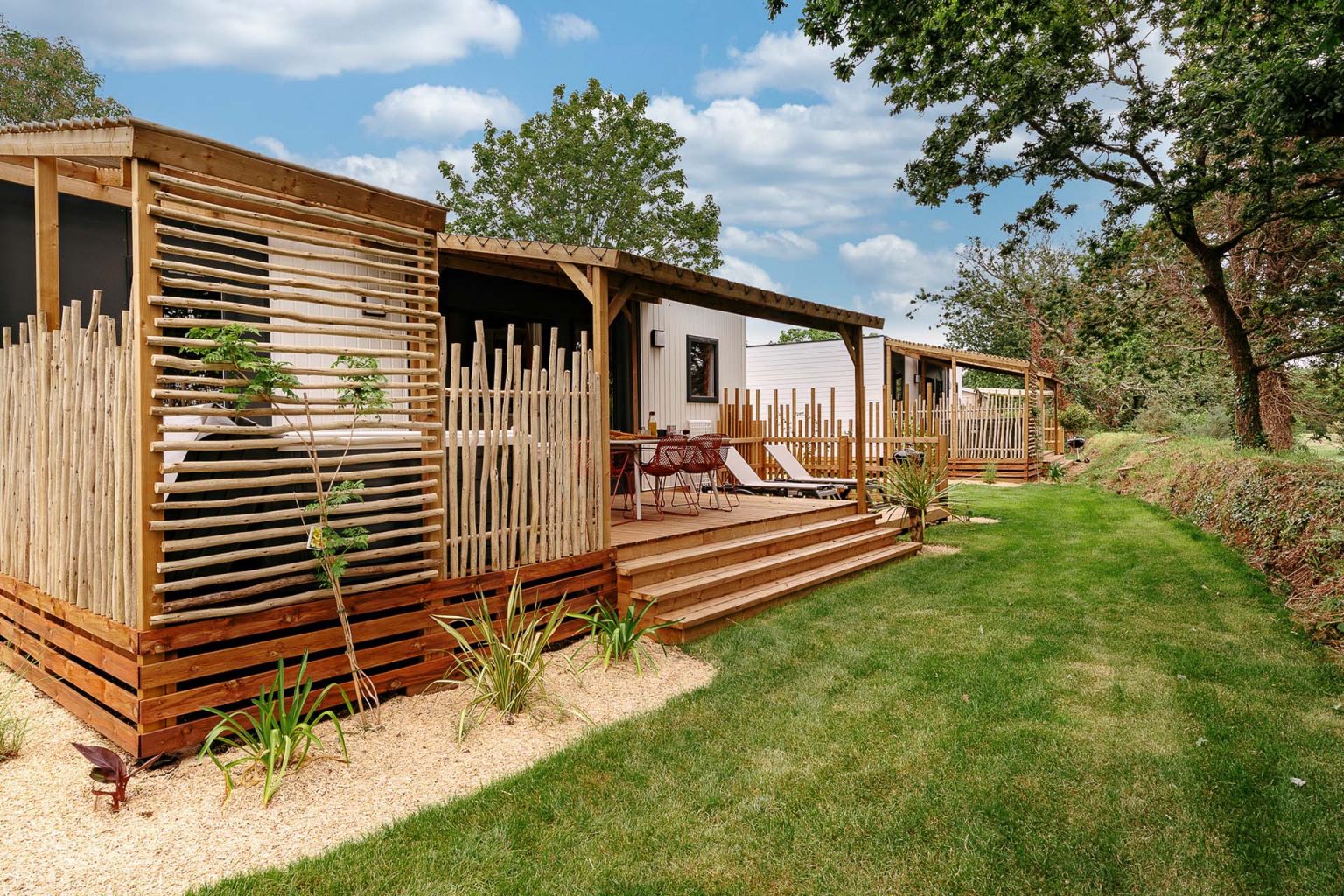 Photographie de l'extérieur d'un mobil-home dans un camping de Bretagne