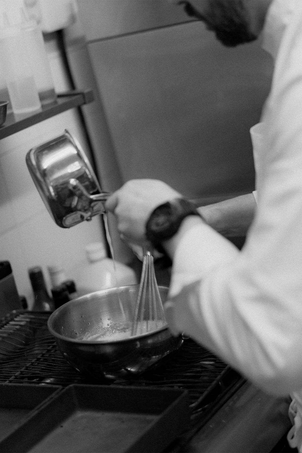 Photographie en noir et blanc d'un cuisinier dans un restaurant à Vannes